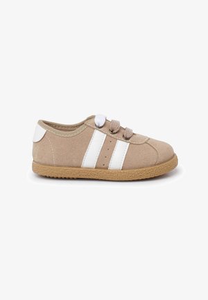 Chaussure en suede beige avec des rayures blanches, un talon doux et une semelle en caoutchouc. Dotée de deux lacets élastiques pour un enfilage facile.