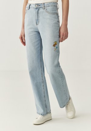 Jean en denim bleu clair à jambes droites, avec des broderies sur le devant représentant une abeille et une fleur, doté d'un design traditionnel à cinq poches et de quincaillerie métallique.