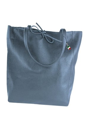 Dunkelgraue, strukturierte Ledertasche mit Doppelgriffen und einem kleinen Charme in Form der italienischen Flagge, der an einem Träger befestigt ist.