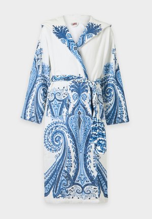 Peignoir blanc avec des motifs paisley bleus complexes, une capuche, des manches longues, des poches devant et une ceinture assortie nouée à la taille.