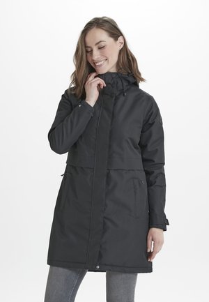 Veste noire imperméable avec capuche, dotée de boutons sur le devant, de poches latérales zippées et de poignets ajustables. Texture lisse, design mi-long.
