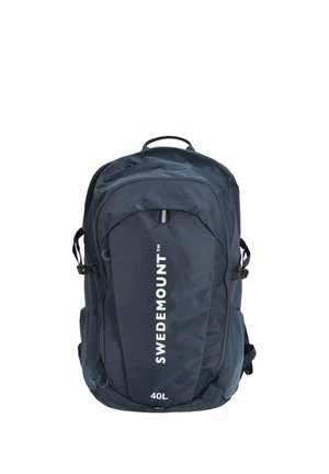 Mørkeblå SWEDEMOUNT 40L rygsæk med flere lynlåslukninger og justerbare sidelommer set forfra.