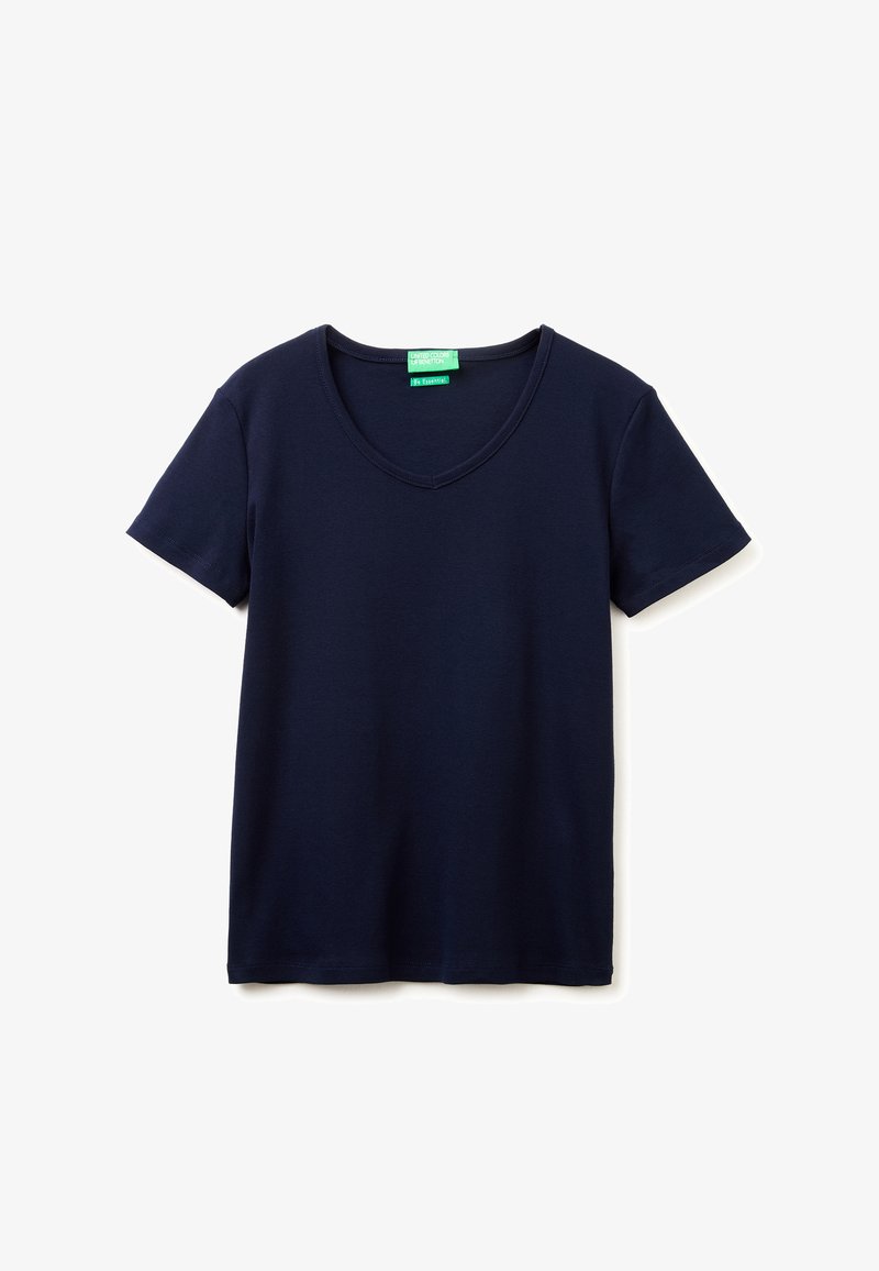 Marineblaues T-Shirt mit kurzen Ärmeln und V-Ausschnitt, mit einem grünen Etikett am Halsausschnitt, dargestellt auf weißem Hintergrund.