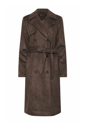 Gabardina de doble botonadura de color marrón oscuro con cuello ancho, cierres de botones, dos bolsillos delanteros y cinturón anudado en la cintura.