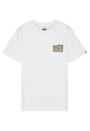 Biała koszulka z krótkim rękawem z małym brązowo-złotym logo o wzorze na lewej stronie klatki piersiowej oraz małą metką z logo na lewym rękawie.