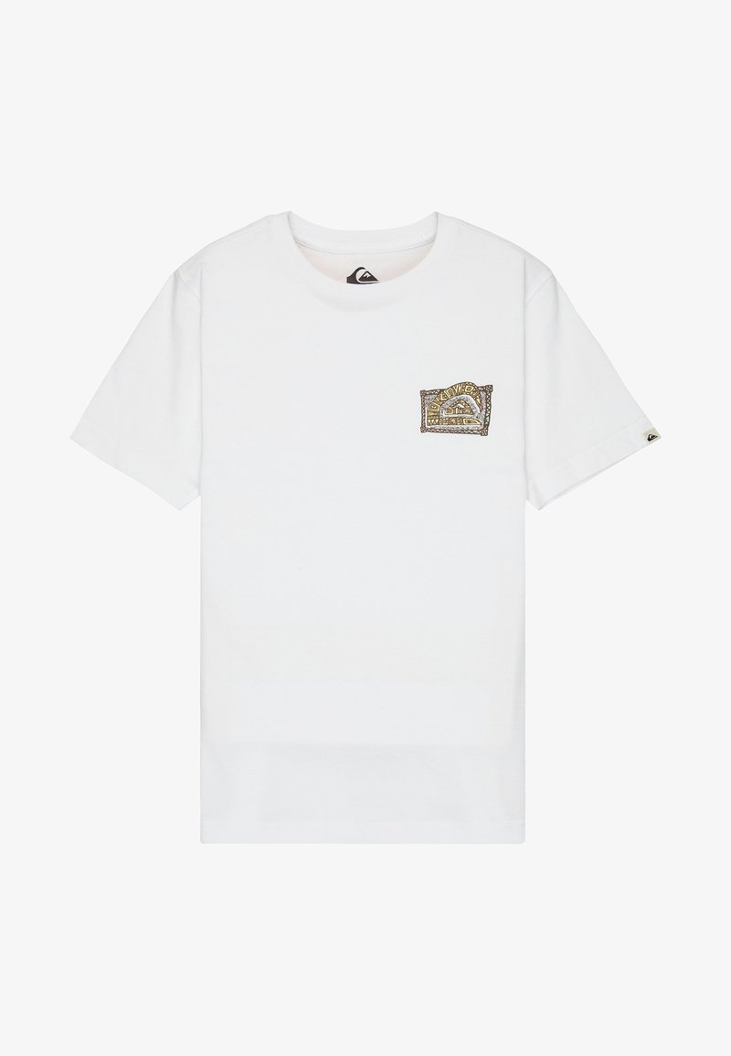 T-shirt blanc à manches courtes avec un petit logo à motifs marron et or sur le côté gauche de la poitrine et une petite étiquette logo sur la manche gauche.