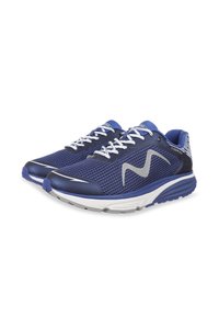 Scarpe da ginnastica blu con una tomaia in mesh traspirante, punta rinforzata, lacci bianchi a contrasto e una suola imbottita con accenti testurizzati.
