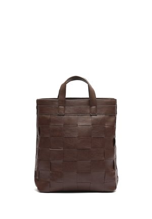 Sac cabas en cuir marron avec un motif carré tissé et deux courtes poignées, debout sur un fond blanc.