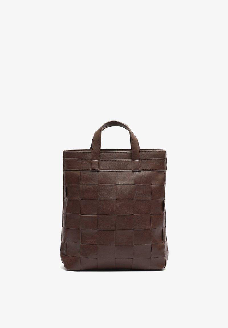 Smeđa kožna torba tote s uzorkom tkanih kvadrata i dvije kratke ručke, stoji uspravno na bijeloj pozadini.