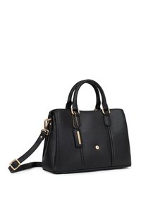 Borsa a tracolla nera strutturata in pelle a grana fine, con hardware dorato, manici superiori doppi e una tracolla regolabile. Design minimalista con dettagli.