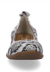 Zapato plano de serpiente en blanco y negro con una punta redondeada sutil y suela de goma marrón flexible. El interior cuenta con un forro suave.