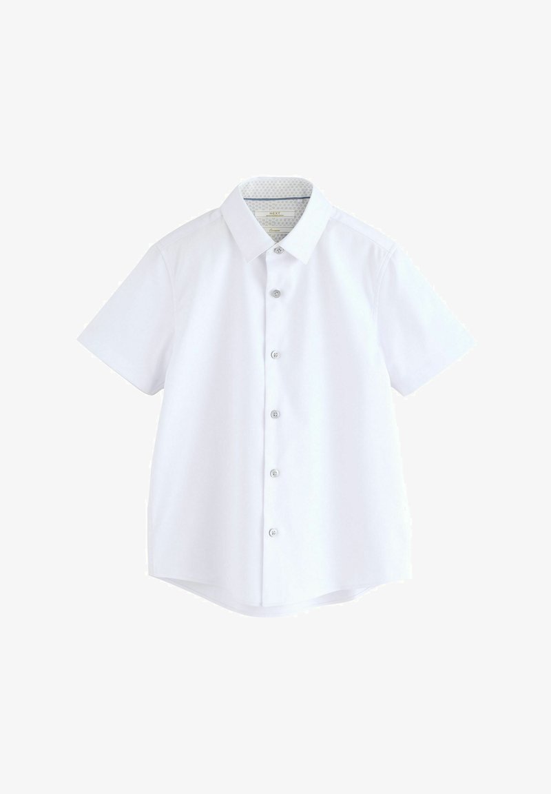Chemise blanche à manches courtes avec boutons et col, présentée sur un fond blanc uni.