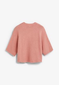 Suéter rosa de manga corta hecho de un material suave y texturizado, con cuello redondeado y dobladillo acanalado. Presenta un detalle de botón en la parte trasera.