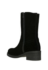 Stivale in suede nero a metà polpaccio con zip laterale, punta rotonda, cuciture visibili e tacco a blocco basso e impilato su sfondo bianco.
