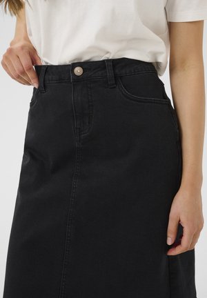 Zwarte denim rok met een hoge taille, voorzakken en een enkele knoopsluiting met zichtbare stikdetails aan de zijkanten.