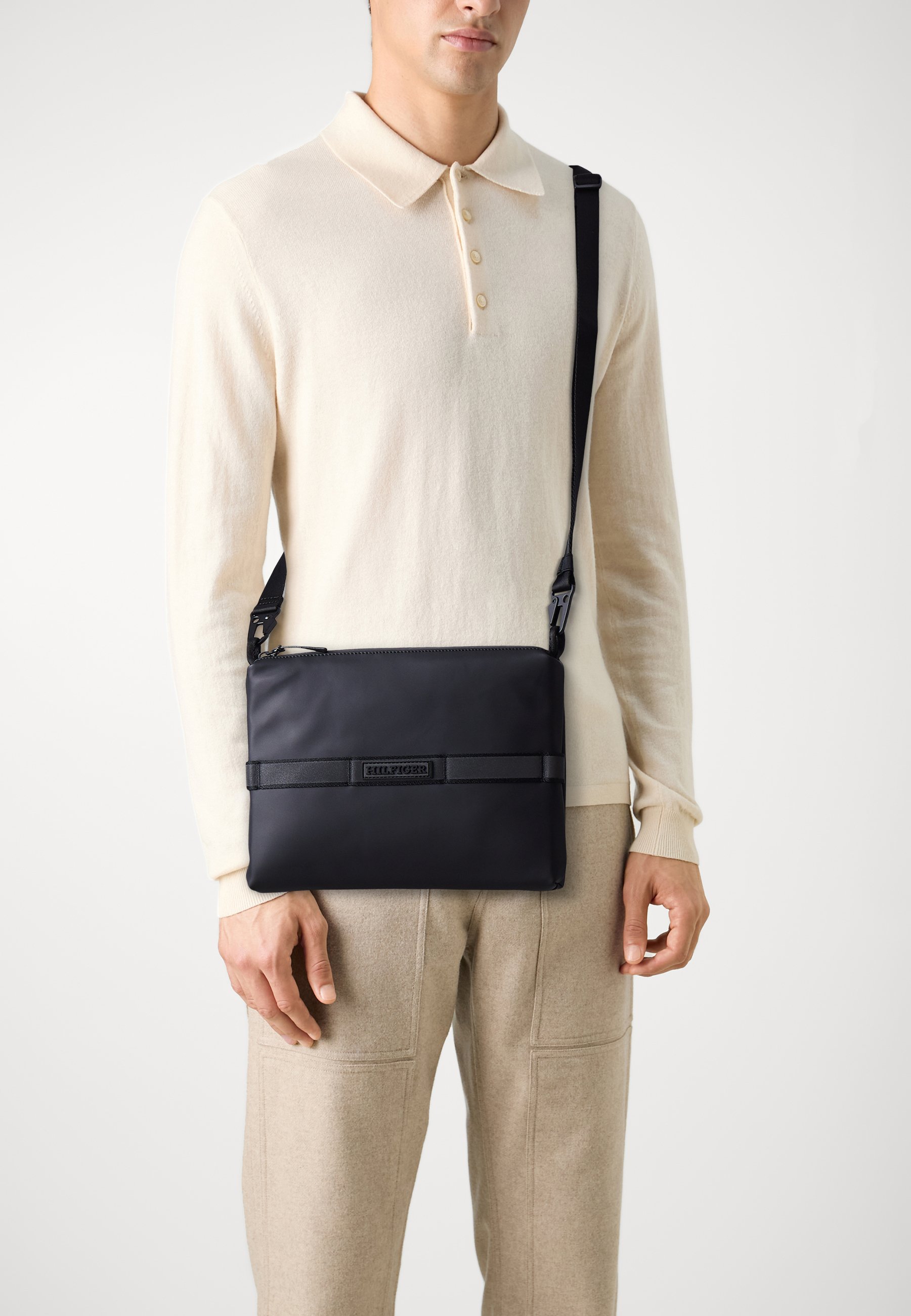 Borsa Tracolla Uomo Umbro Essential: Piccola Pochette In Poliestere, 23x16x4 Cm, Nero