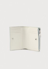 Διπλωμένο δερμάτινο πορτοφόλι σε ανοιχτό μπεζ χρώμα με πολλαπλές θήκες για κάρτες, κλείσιμο με κουμπιά και πλευρικό φερμουάρ με μεταλλική λαβή.