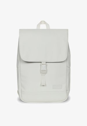 Witte rugzak met matte afwerking, klepsluiting, voorste gesp en een getextureerd onderste paneel. Voorzien van een stevige bovenste handgreep en verstelbare riemen.