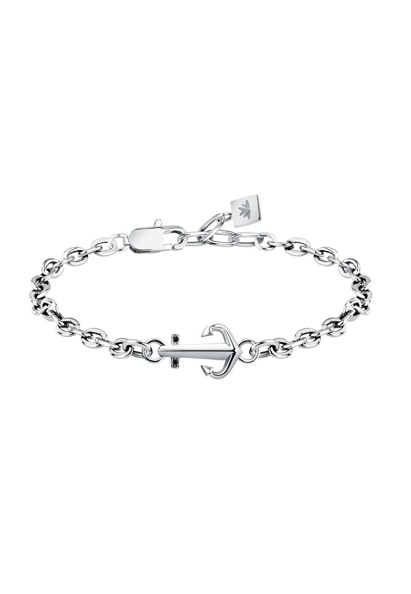 Bracciale in argento a forma di ancora con anelli chiusi interconnessi e chiusura a moschettone. Piccola etichetta con logo attaccata alla catena. Texture liscia.