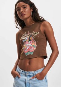 Brun cropped tank top laget av bomull, med et fargerikt tatoveringsinspirert grafikk med en kniv, hjerte, roser og flammer.