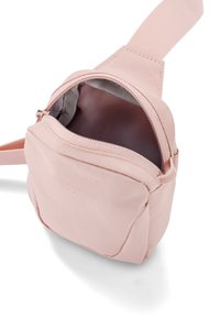 Piccola borsa di tessuto rosa con apertura a cerniera, forma rettangolare e tracolla regolabile. Superficie testurizzata con un marchio discreto.