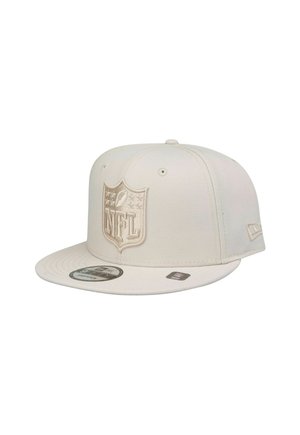 Casquette snapback beige avec logo NFL brodé à l'avant et logo New Era sur le côté, présentée sur un fond blanc.