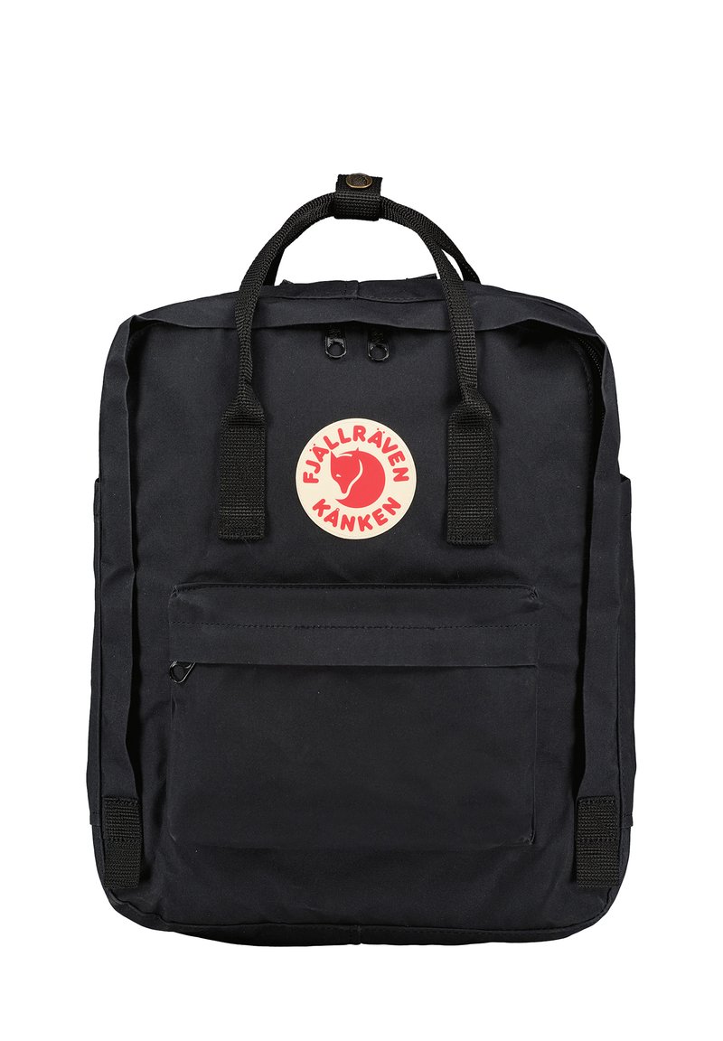 Sac à dos Fjällräven Kanken noir à forme rectangulaire, avec une poche zippée à l'avant, deux poignées supérieures et un patch logo circulaire.