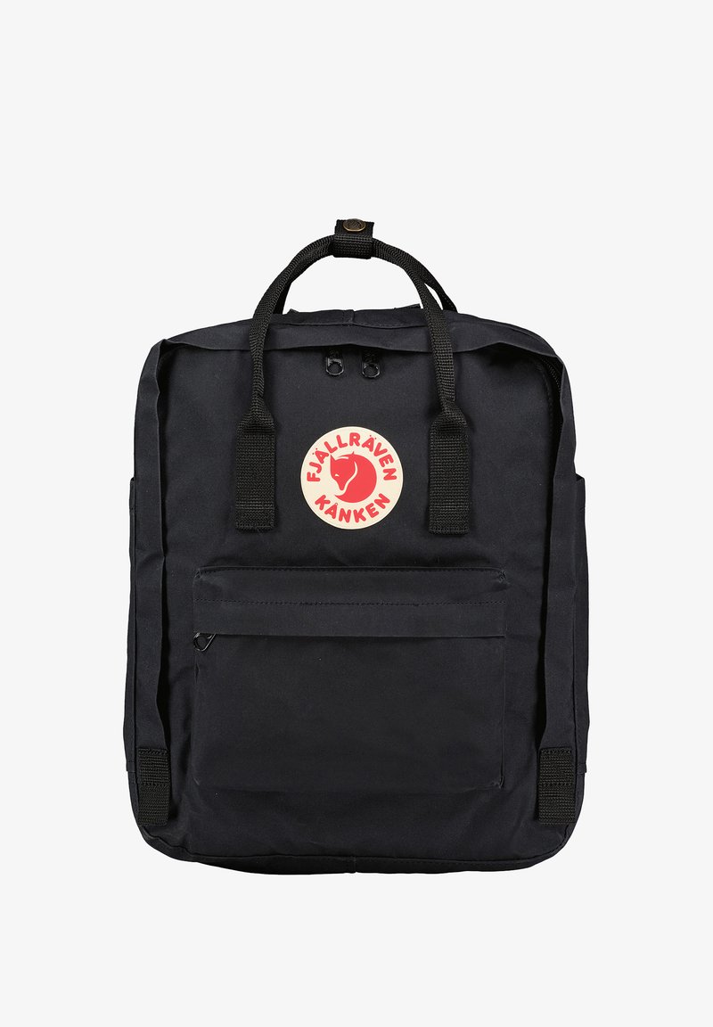 Mochila Kanken Fjällräven preta em forma retangular, com um bolso frontal com fecho, duas alças superiores e um emblema circular.