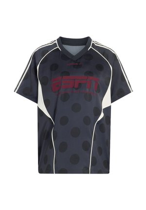 Μπλε ναυτικό αθλητικό μπλουζάκι Adidas με μαύρες πουά βούλες, λευκές πλαϊνές λωρίδες, τρεις λευκές ρίγες στους ώμους και κόκκινο κείμενο "ESPN" μπροστά.