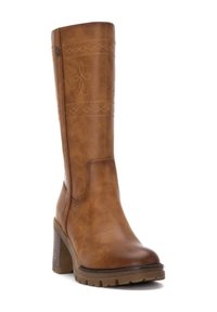 Stivale marrone in pelle al ginocchio con cuciture decorative, tacco chunk e suola in gomma testurizzata. Caratterizzato da un pannello laterale per una facile indossabilità.