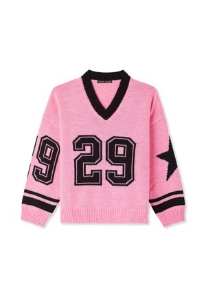 Maglione rosa lavorato a maglia con scollo a V nero, numero 29 nero su fronte e maniche, stella nera sulla manica destra e dettagli a strisce nere sui polsini.