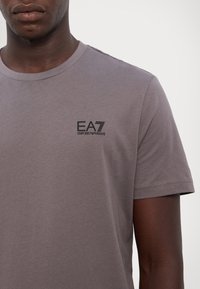 EA7 Emporio Armani TRAIN CORE TEE - Navadna majica - volcanic glass