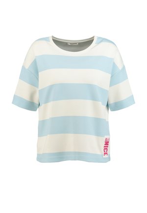 Koszulka z krótkim rękawem i okrągłym dekoltem, z szerokimi poziomymi jasnoniebieskimi i białymi paskami oraz małą różową metką z napisem "Just be Nice" na dolnym brzegu.
