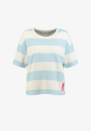 Camiseta de manga corta y cuello redondo con amplias rayas horizontales en azul claro y blanco, y una pequeña etiqueta rosa con la frase "Just be Nice" en el dobladillo inferior.