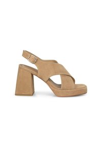 Sandalias de tacón bloque de ante beige con punta abierta, diseño de tiras cruzadas y correa ajustable en la parte trasera con un hebilla metálica.