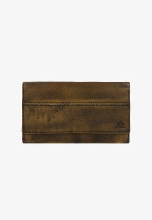 Portafoglio in pelle marrone con una superficie liscia. Presenta un design pieghevole e cuciture visibili. Include un logo impresso nell'angolo.