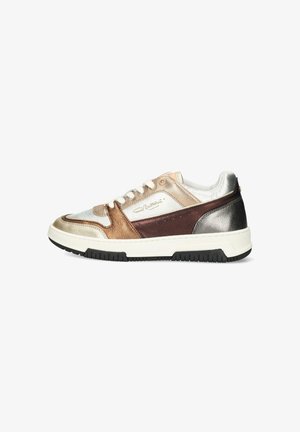 Sportlicher Sneaker aus gemischtem metallischem Leder in Silber, Gold und Bronze, mit einer weißen Sohle und schwarzem Gummiprofil. Schnürsenkel und Branding sichtbar.