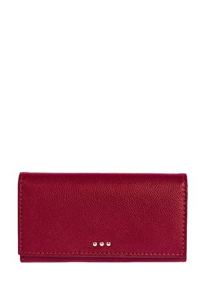 Portefeuille rectangulaire en cuir rouge avec surface texturée, design plié, coutures apparentes, et trois petites rivets dorés près du centre inférieur.