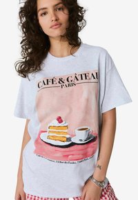 RELAXED FIT FRONT GRAPHIC SHORT SLEEVE CREW NECK - Apdrukāts T-krekls - grey cake scene