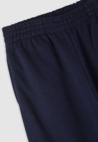 Pantaloni jogging blu navy con cintura elastica, in morbido cotone e dalla texture liscia. Fettuccia cucita lungo la vita e il lato.