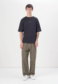 Oakley STACKED TEE - T-Shirt print - blackout