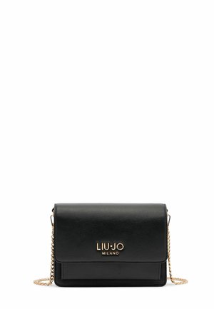 Schwarze Leder-Umhängetasche mit einer goldenen Kette, ausgestattet mit einem Klappenverschluss und dem geprägten "LIU•JO MILANO"-Logo. Glatte Textur mit strukturierter Form.