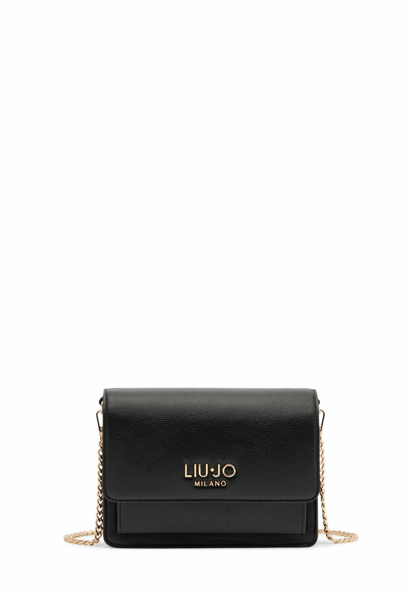 Černá kožená crossbody taška se zlatým řetízkem, s klopnovým uzávěrem a embosovaným logem "LIU•JO MILANO". Hladká textura a strukturovaný tvar.