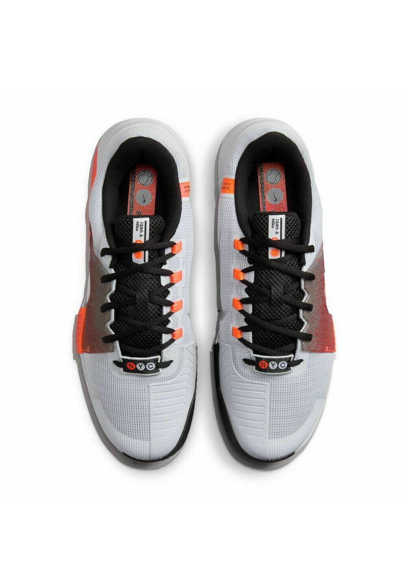 Buty sportowe z szarym siateczkowym wierzchem, czarnymi sznurowadłami, pomarańczowymi akcentami i teksturowanymi nakładkami. Mają gumową podeszwę i zdobienia z logo.