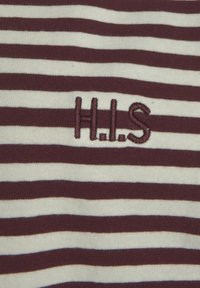 Tela a rayas en burdeos y crema con textura acanalada; presenta un logotipo bordado "H.I.S" en hilos burdeos en la parte inferior izquierda.