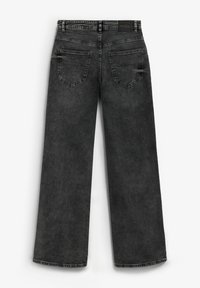 Jean en denim noir à jambes larges avec un ourlet brut, arborant deux poches arrière et un tissu texturé. La ceinture possède une étiquette en cuir marron.