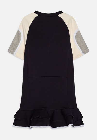 Robe noire avec des manches raglan courtes en crème et gris, ornée d'un ourlet volants et d'une texture douce et lisse. Design simple.