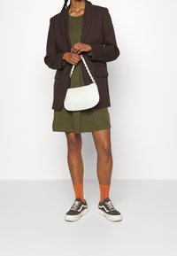 Vero Moda Stickad klänning - olive