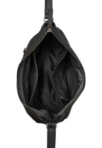 Borsa in pelle nera con una ricca trama, dotata di chiusura con zip, due scomparti interni e una tracolla rimovibile.