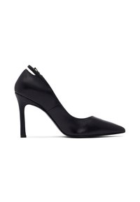 Zapato de tacón alto de cuero negro con punta afilada, tacón fino de aguja y una pequeña correa cerca del tobillo sobre un fondo blanco.